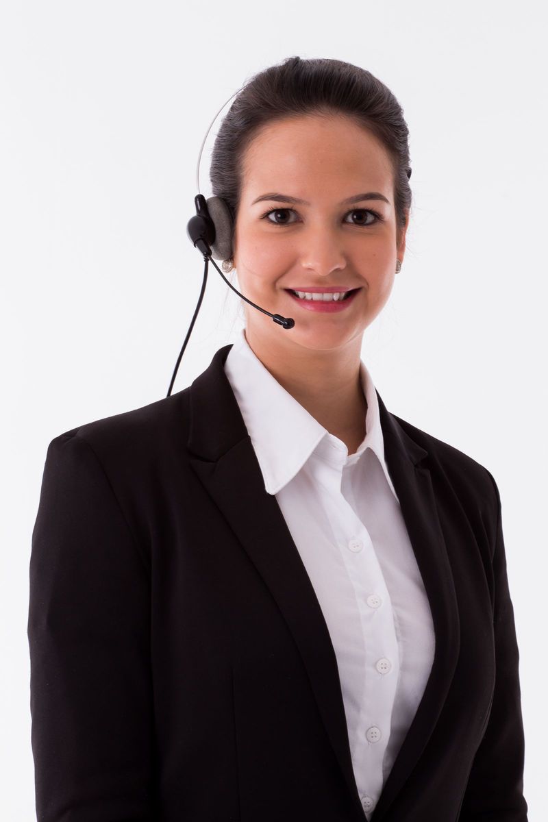 Collaboratrice dédiée Workynet, casque de coordination
