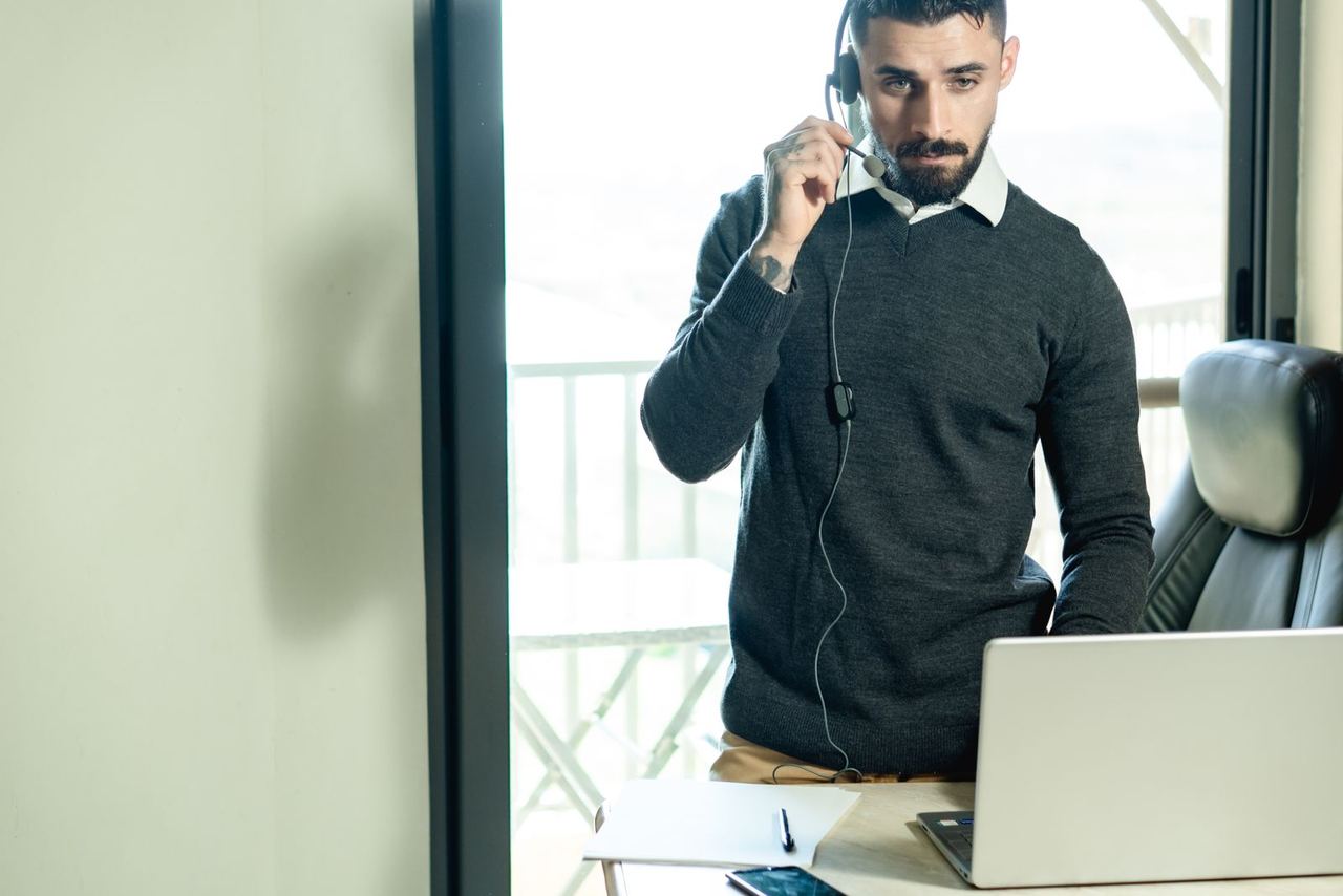 Collaborateur Workynet au poste de travail sécurisé, casque connecté