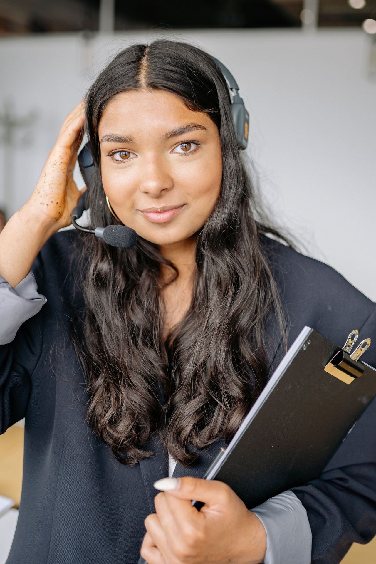 Coordinatrice Workynet au casque, en pleine mission